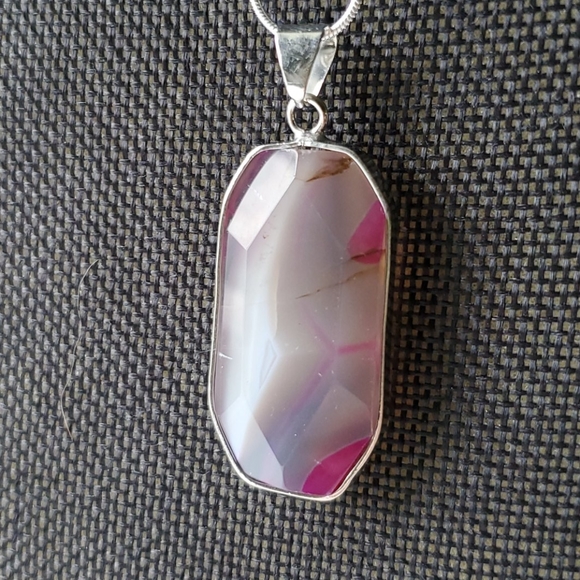 Beautiful pink agate stone necklace - Picture 3 of 4